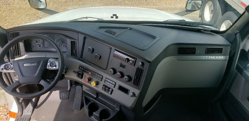 Sleeper Tractor-Heavy Duty Tractors-Freightliner-2020-T12664ST-Little Rock-AR-650,647\n\t\tmiles-$ 14,500 - Image 11