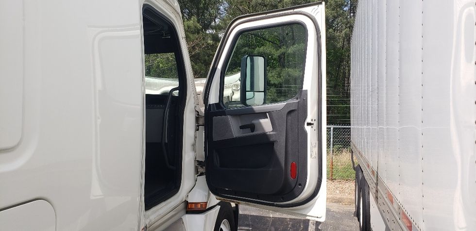 Sleeper Tractor-Heavy Duty Tractors-Freightliner-2020-T12664ST-Little Rock-AR-650,647\n\t\tmiles-$ 14,500 - Image 12