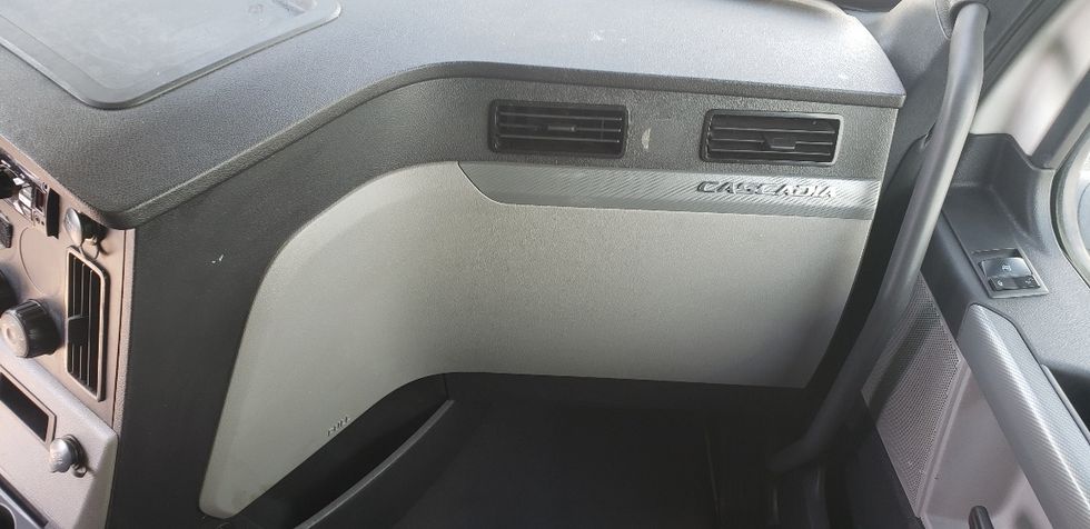 Sleeper Tractor-Heavy Duty Tractors-Freightliner-2020-T12664ST-Little Rock-AR-650,647\n\t\tmiles-$ 14,500 - Image 13