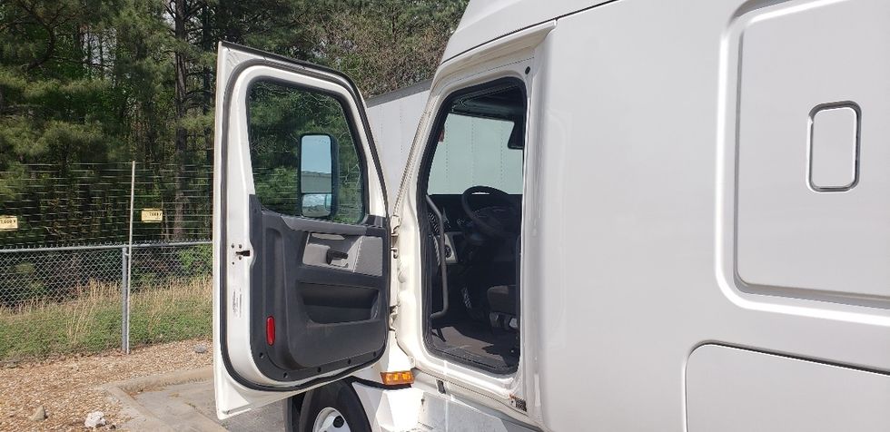 Sleeper Tractor-Heavy Duty Tractors-Freightliner-2020-T12664ST-Little Rock-AR-650,647\n\t\tmiles-$ 14,500 - Image 8