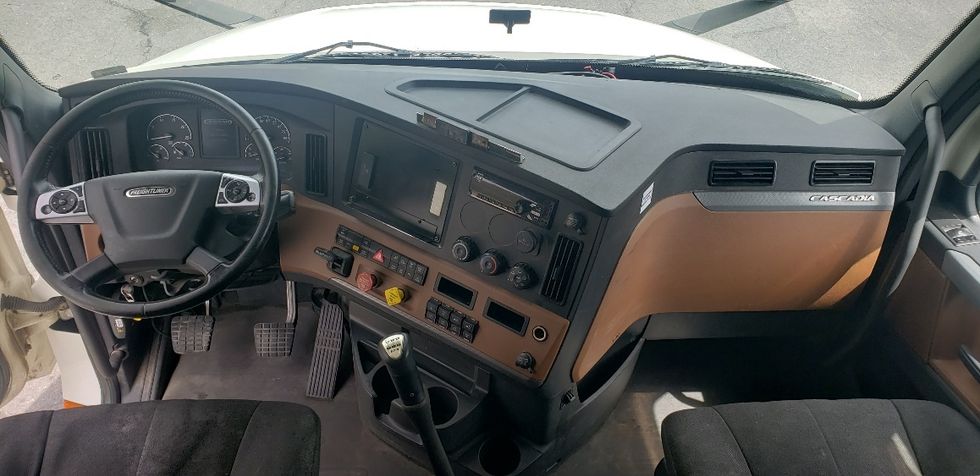Sleeper Tractor-Heavy Duty Tractors-Freightliner-2020-T12664ST-Little Rock-AR-683,922\n\t\tmiles-$ 45,500 - Image 12