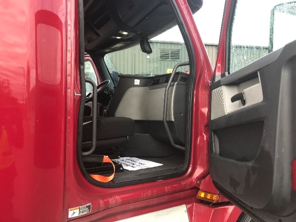 Sleeper Tractor-Heavy Duty Tractors-Freightliner-2020-T12664ST-Liverpool-NY-650,000\n\t\tmiles-$ 51,000 - Image 13