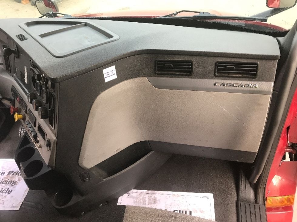 Sleeper Tractor-Heavy Duty Tractors-Freightliner-2020-T12664ST-Liverpool-NY-650,000\n\t\tmiles-$ 51,000 - Image 14