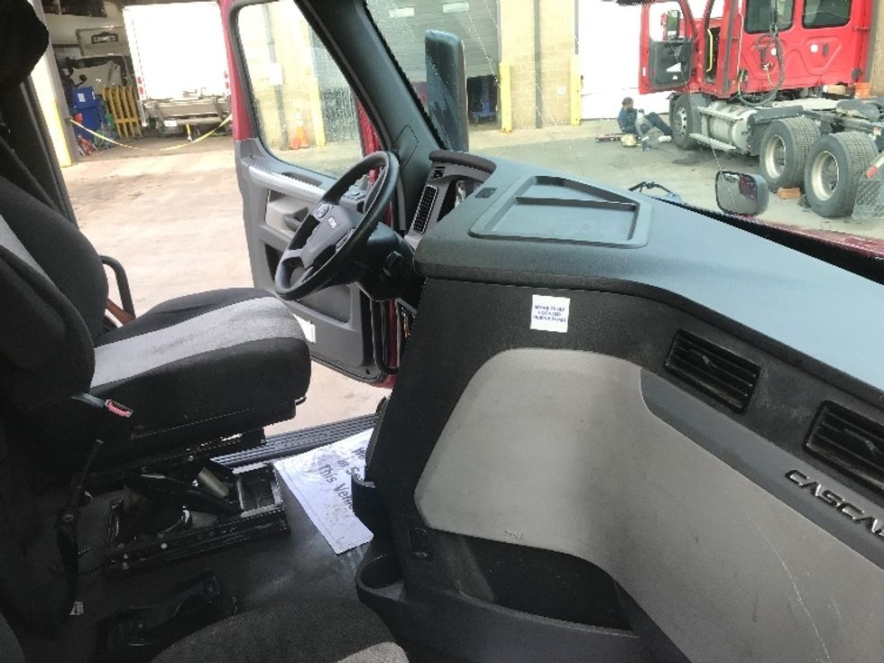 Sleeper Tractor-Heavy Duty Tractors-Freightliner-2020-T12664ST-Liverpool-NY-650,000\n\t\tmiles-$ 51,000 - Image 15
