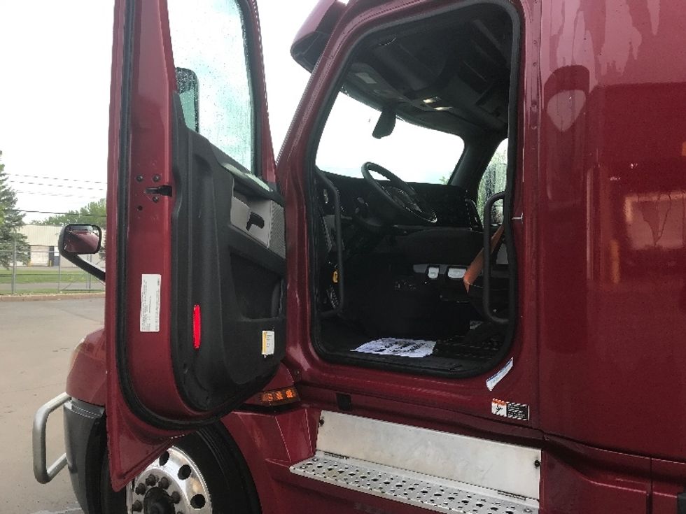 Sleeper Tractor-Heavy Duty Tractors-Freightliner-2020-T12664ST-Liverpool-NY-650,000\n\t\tmiles-$ 51,000 - Image 9