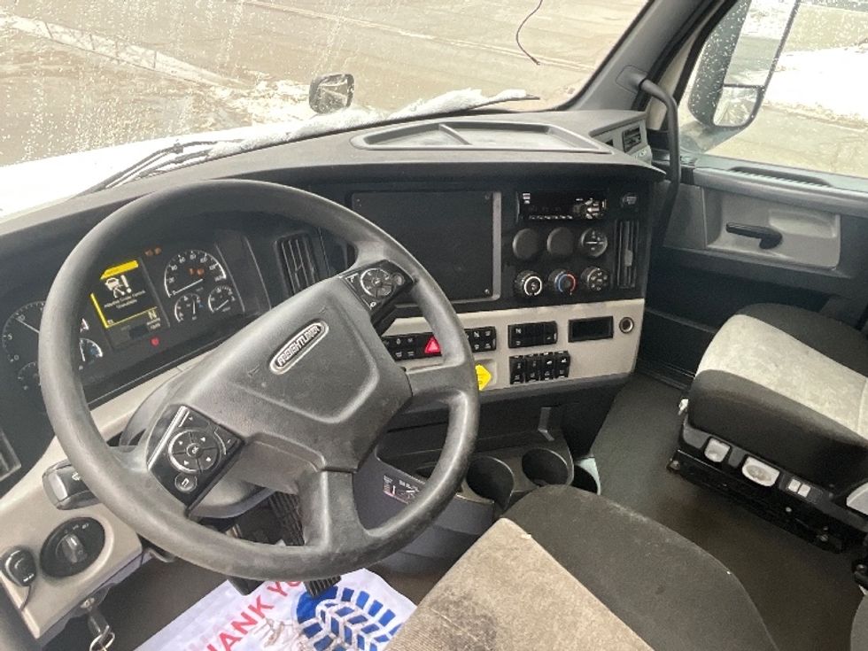 Sleeper Tractor-Heavy Duty Tractors-Freightliner-2020-T12664ST-London-ON-785,513\n\t\tkm-$ 74,250 - Image 10