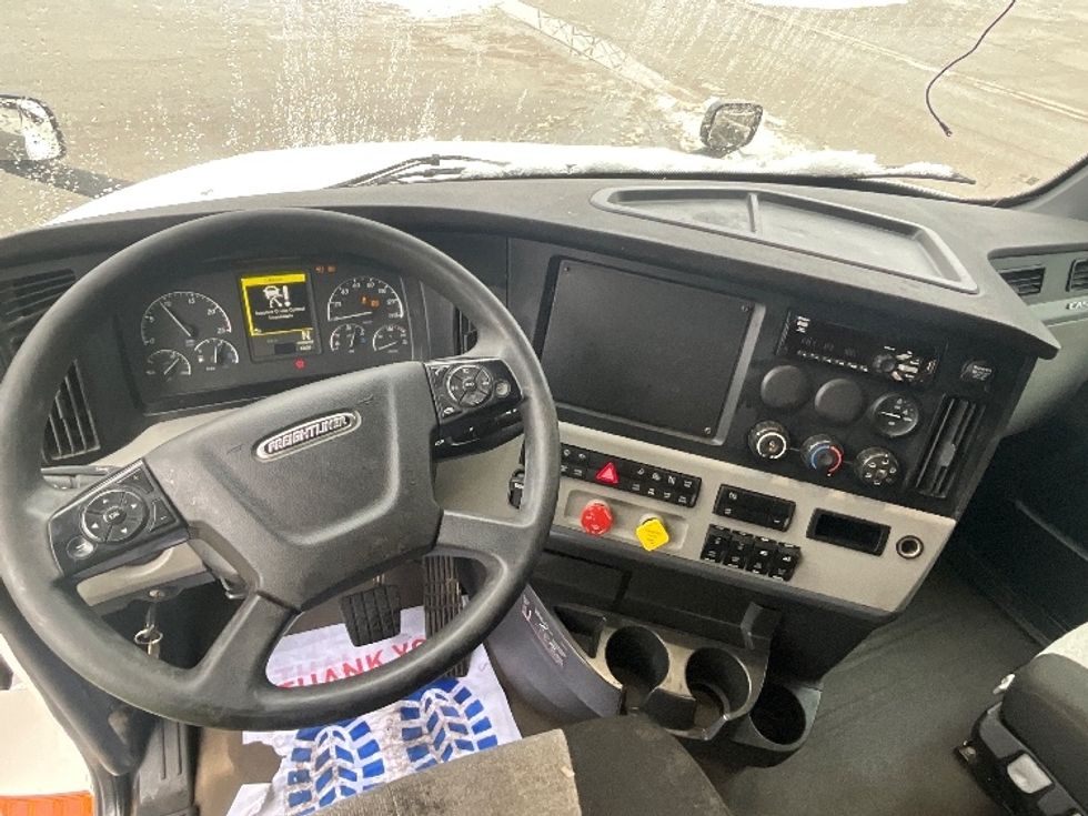 Sleeper Tractor-Heavy Duty Tractors-Freightliner-2020-T12664ST-London-ON-785,513\n\t\tkm-$ 74,250 - Image 11