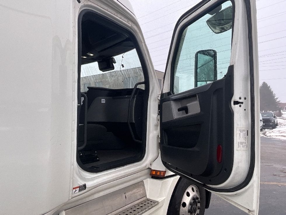 Sleeper Tractor-Heavy Duty Tractors-Freightliner-2020-T12664ST-London-ON-785,513\n\t\tkm-$ 74,250 - Image 13