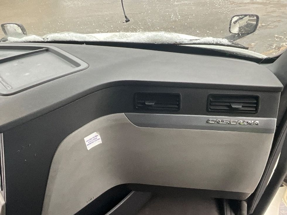 Sleeper Tractor-Heavy Duty Tractors-Freightliner-2020-T12664ST-London-ON-785,513\n\t\tkm-$ 74,250 - Image 14