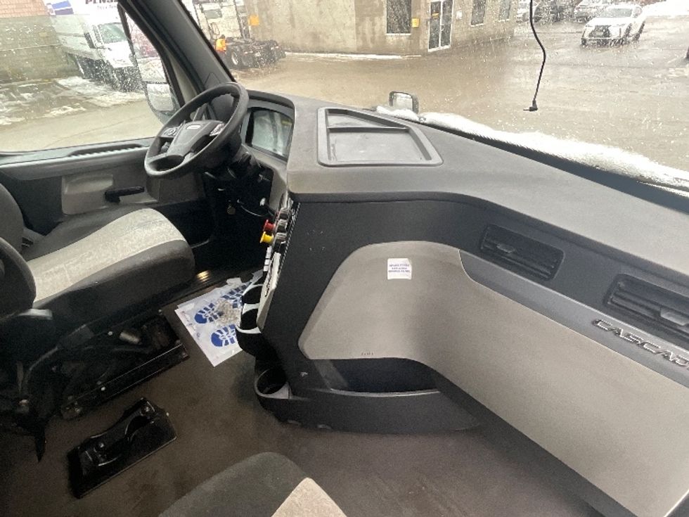 Sleeper Tractor-Heavy Duty Tractors-Freightliner-2020-T12664ST-London-ON-785,513\n\t\tkm-$ 74,250 - Image 15