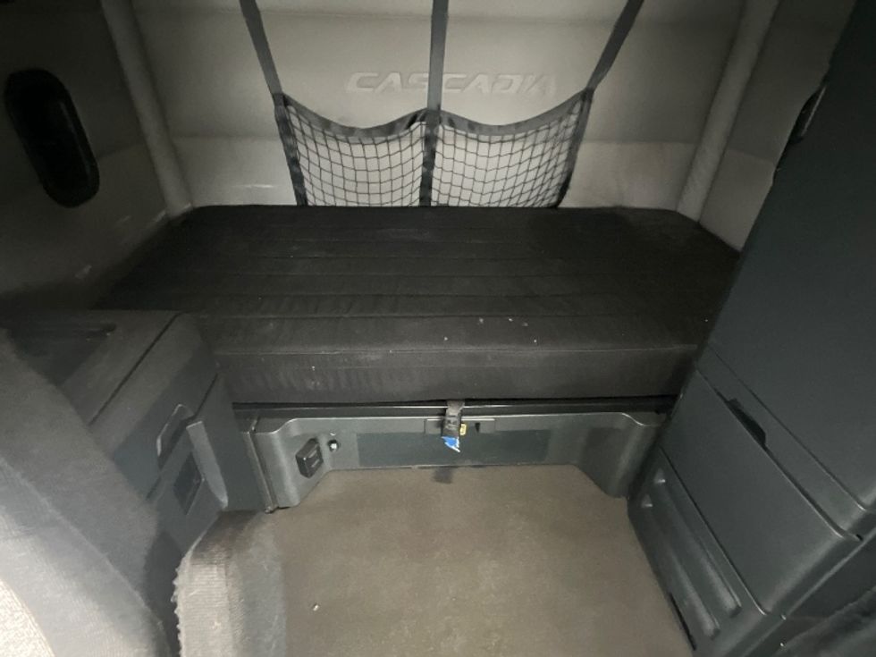 Sleeper Tractor-Heavy Duty Tractors-Freightliner-2020-T12664ST-London-ON-785,513\n\t\tkm-$ 74,250 - Image 16