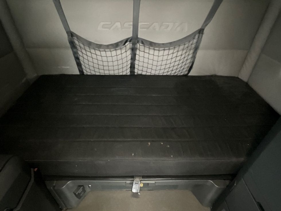 Sleeper Tractor-Heavy Duty Tractors-Freightliner-2020-T12664ST-London-ON-785,513\n\t\tkm-$ 74,250 - Image 17