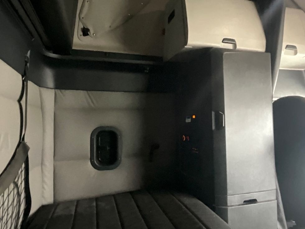 Sleeper Tractor-Heavy Duty Tractors-Freightliner-2020-T12664ST-London-ON-785,513\n\t\tkm-$ 74,250 - Image 18