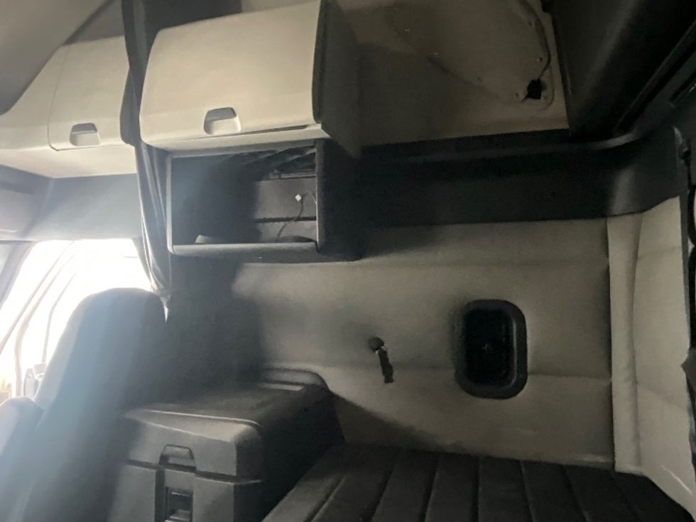 Sleeper Tractor-Heavy Duty Tractors-Freightliner-2020-T12664ST-London-ON-785,513\n\t\tkm-$ 74,250 - Image 19