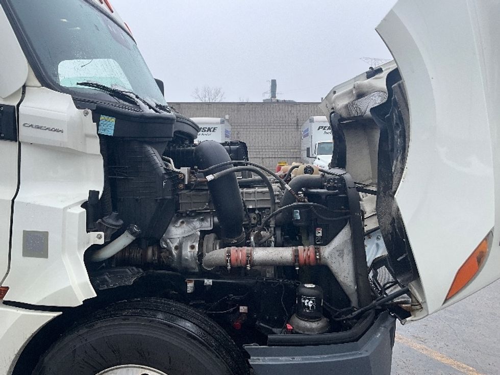 Sleeper Tractor-Heavy Duty Tractors-Freightliner-2020-T12664ST-London-ON-785,513\n\t\tkm-$ 74,250 - Image 20