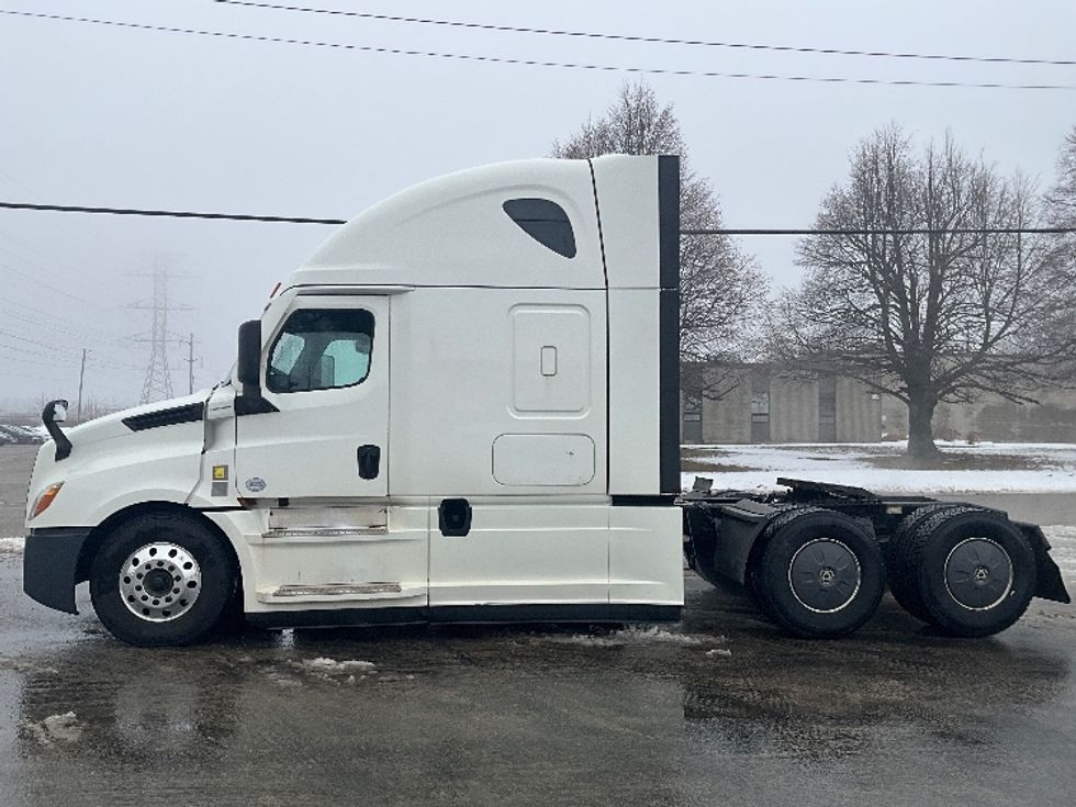 Sleeper Tractor-Heavy Duty Tractors-Freightliner-2020-T12664ST-London-ON-785,513\n\t\tkm-$ 74,250 - Image 4