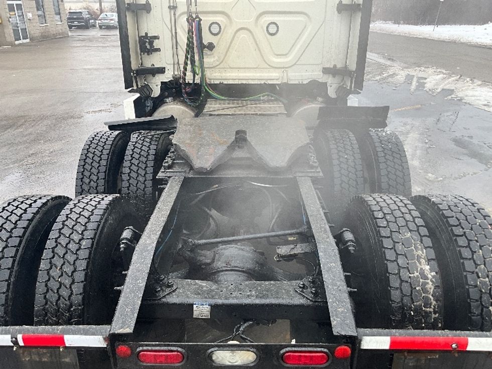 Sleeper Tractor-Heavy Duty Tractors-Freightliner-2020-T12664ST-London-ON-785,513\n\t\tkm-$ 74,250 - Image 6