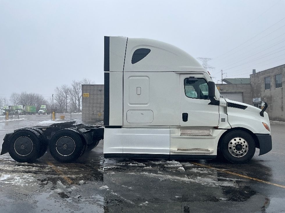 Sleeper Tractor-Heavy Duty Tractors-Freightliner-2020-T12664ST-London-ON-785,513\n\t\tkm-$ 74,250 - Image 8