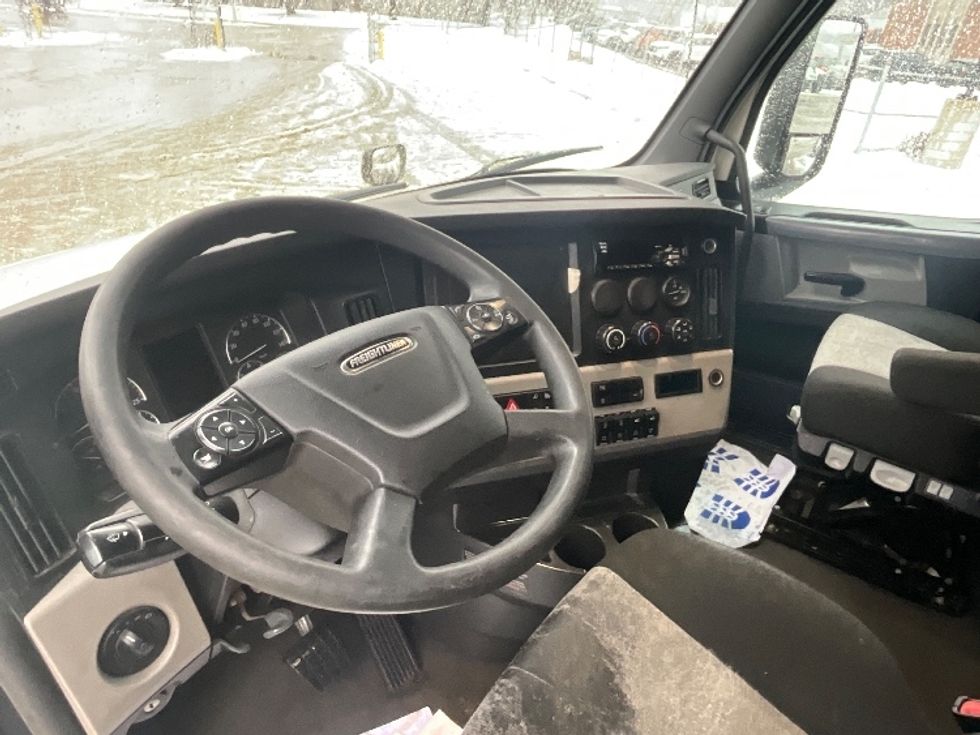 Sleeper Tractor-Heavy Duty Tractors-Freightliner-2020-T12664ST-London-ON-866,654\n\t\tkm-$ 69,750 - Image 10