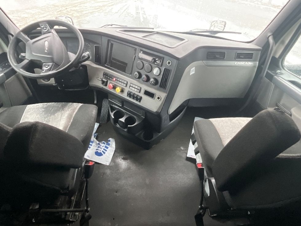 Sleeper Tractor-Heavy Duty Tractors-Freightliner-2020-T12664ST-London-ON-866,654\n\t\tkm-$ 69,750 - Image 12