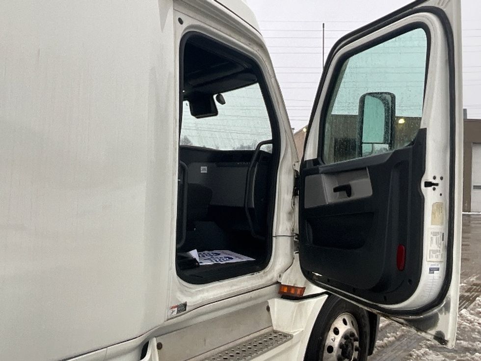 Sleeper Tractor-Heavy Duty Tractors-Freightliner-2020-T12664ST-London-ON-866,654\n\t\tkm-$ 69,750 - Image 13