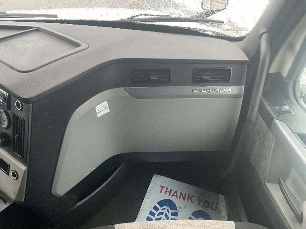 Sleeper Tractor-Heavy Duty Tractors-Freightliner-2020-T12664ST-London-ON-866,654\n\t\tkm-$ 69,750 - Image 14