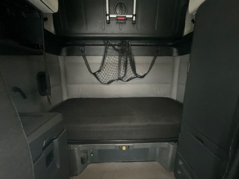 Sleeper Tractor-Heavy Duty Tractors-Freightliner-2020-T12664ST-London-ON-866,654\n\t\tkm-$ 69,750 - Image 16