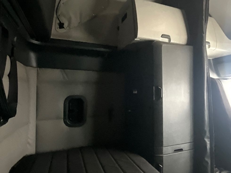 Sleeper Tractor-Heavy Duty Tractors-Freightliner-2020-T12664ST-London-ON-866,654\n\t\tkm-$ 69,750 - Image 18