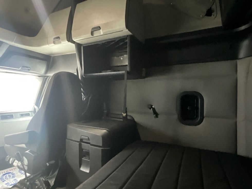 Sleeper Tractor-Heavy Duty Tractors-Freightliner-2020-T12664ST-London-ON-866,654\n\t\tkm-$ 69,750 - Image 19