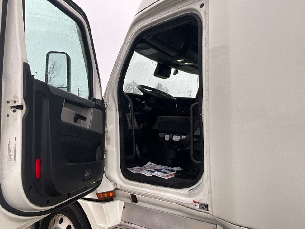 Sleeper Tractor-Heavy Duty Tractors-Freightliner-2020-T12664ST-London-ON-866,654\n\t\tkm-$ 69,750 - Image 9