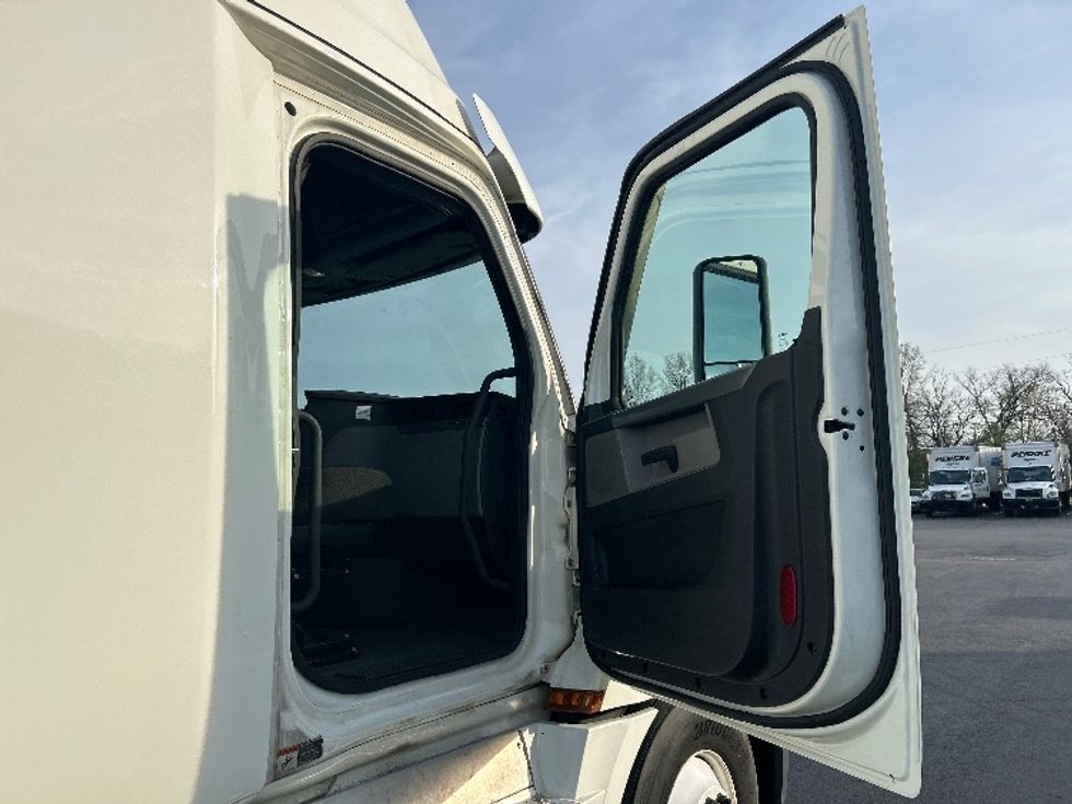 Sleeper Tractor-Heavy Duty Tractors-Freightliner-2020-T12664ST-Louisville-KY-418,917\n\t\tmiles-$ 58,250 - Image 13