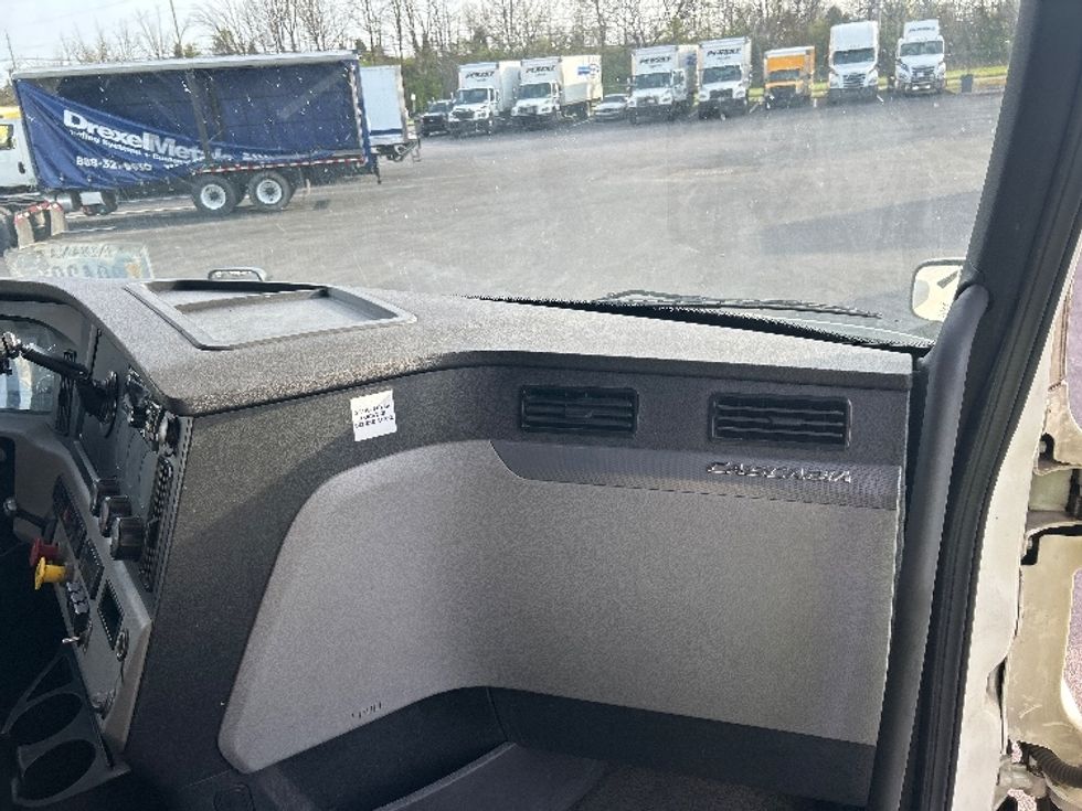 Sleeper Tractor-Heavy Duty Tractors-Freightliner-2020-T12664ST-Louisville-KY-418,917\n\t\tmiles-$ 58,250 - Image 14