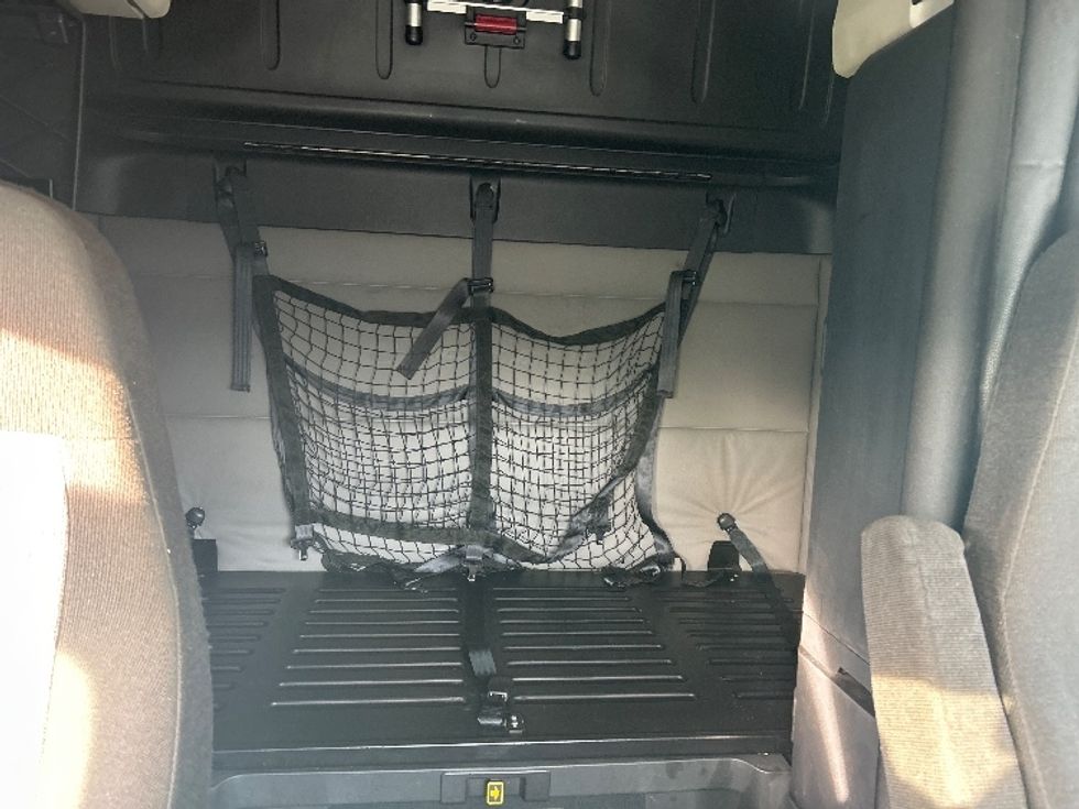 Sleeper Tractor-Heavy Duty Tractors-Freightliner-2020-T12664ST-Louisville-KY-418,917\n\t\tmiles-$ 58,250 - Image 16