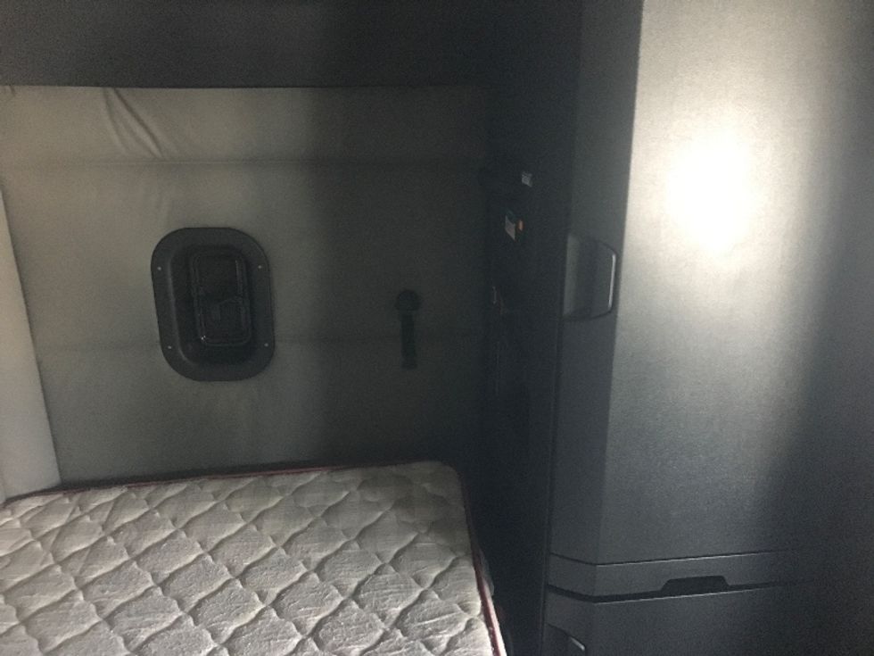 Sleeper Tractor-Heavy Duty Tractors-Freightliner-2020-T12664ST-Louisville-KY-418,917\n\t\tmiles-$ 58,250 - Image 18