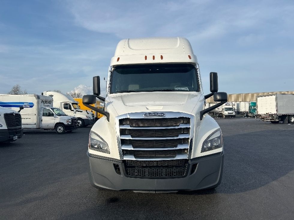 Sleeper Tractor-Heavy Duty Tractors-Freightliner-2020-T12664ST-Louisville-KY-418,917\n\t\tmiles-$ 58,250 - Image 2