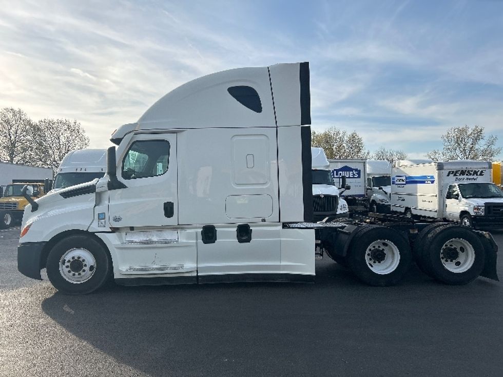 Sleeper Tractor-Heavy Duty Tractors-Freightliner-2020-T12664ST-Louisville-KY-418,917\n\t\tmiles-$ 58,250 - Image 4
