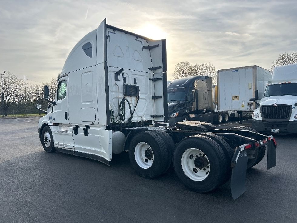 Sleeper Tractor-Heavy Duty Tractors-Freightliner-2020-T12664ST-Louisville-KY-418,917\n\t\tmiles-$ 58,250 - Image 5