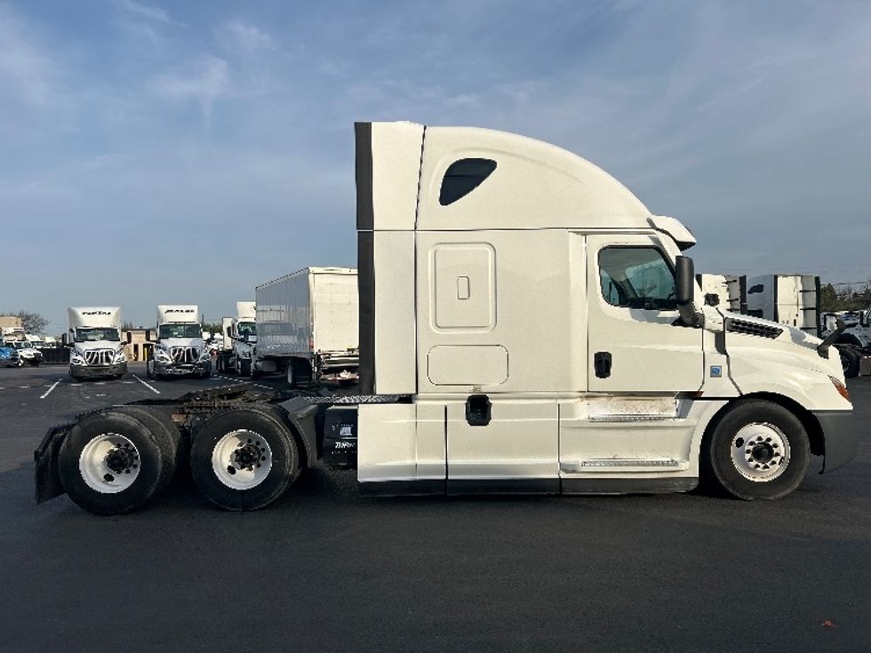 Sleeper Tractor-Heavy Duty Tractors-Freightliner-2020-T12664ST-Louisville-KY-418,917\n\t\tmiles-$ 58,250 - Image 8