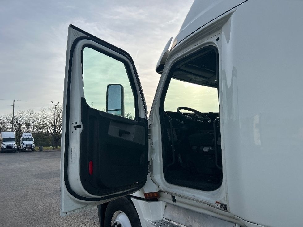 Sleeper Tractor-Heavy Duty Tractors-Freightliner-2020-T12664ST-Louisville-KY-418,917\n\t\tmiles-$ 58,250 - Image 9