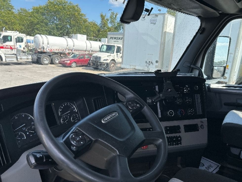 Sleeper Tractor-Heavy Duty Tractors-Freightliner-2020-T12664ST-Louisville-KY-489,405\n\t\tmiles-$ 62,750 - Image 10