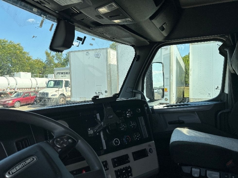 Sleeper Tractor-Heavy Duty Tractors-Freightliner-2020-T12664ST-Louisville-KY-489,405\n\t\tmiles-$ 62,750 - Image 11