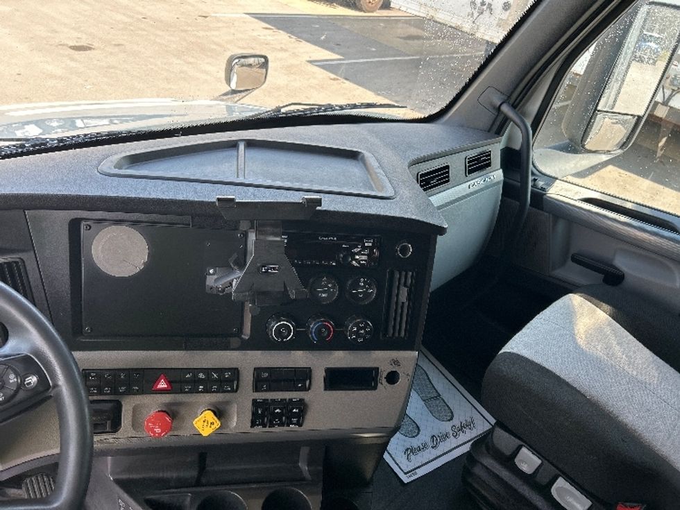 Sleeper Tractor-Heavy Duty Tractors-Freightliner-2020-T12664ST-Louisville-KY-489,405\n\t\tmiles-$ 62,750 - Image 12