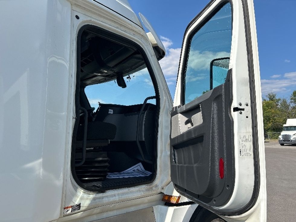 Sleeper Tractor-Heavy Duty Tractors-Freightliner-2020-T12664ST-Louisville-KY-489,405\n\t\tmiles-$ 62,750 - Image 13
