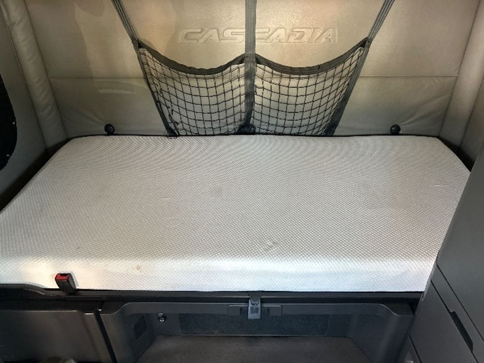 Sleeper Tractor-Heavy Duty Tractors-Freightliner-2020-T12664ST-Louisville-KY-489,405\n\t\tmiles-$ 62,750 - Image 16