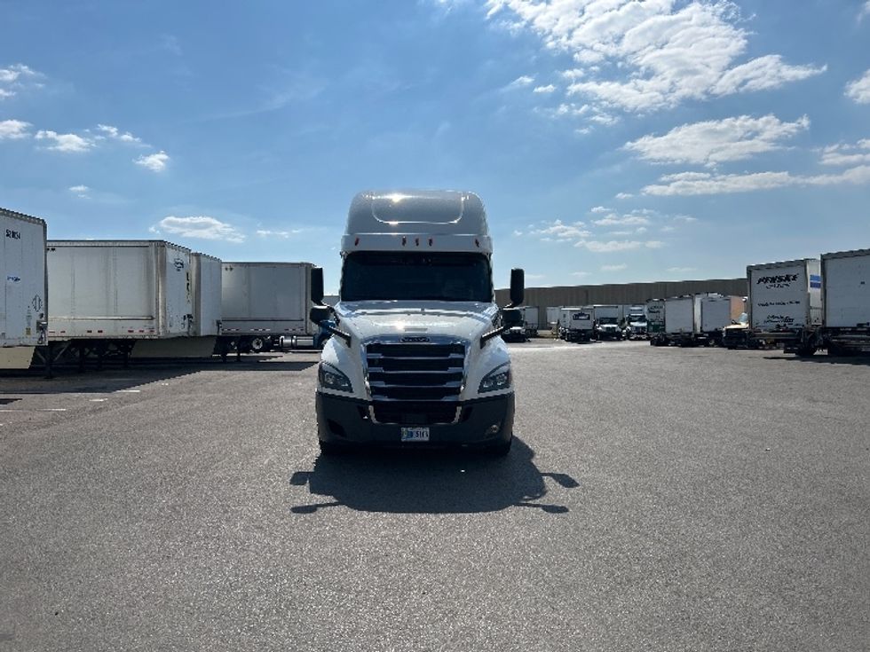 Sleeper Tractor-Heavy Duty Tractors-Freightliner-2020-T12664ST-Louisville-KY-489,405\n\t\tmiles-$ 62,750 - Image 2