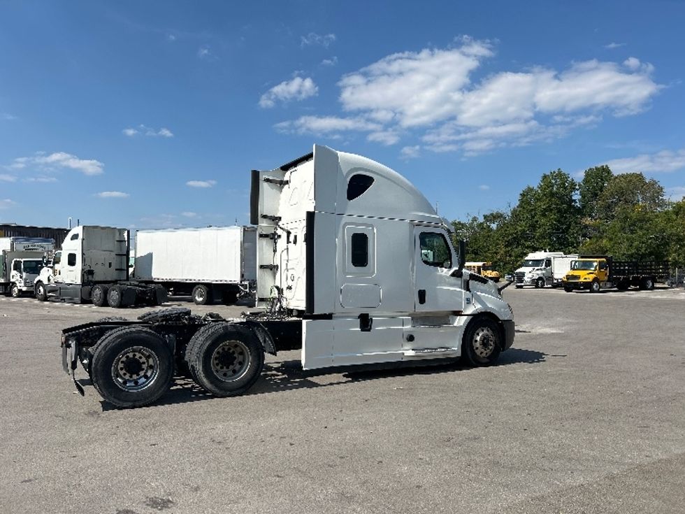 Sleeper Tractor-Heavy Duty Tractors-Freightliner-2020-T12664ST-Louisville-KY-489,405\n\t\tmiles-$ 62,750 - Image 8