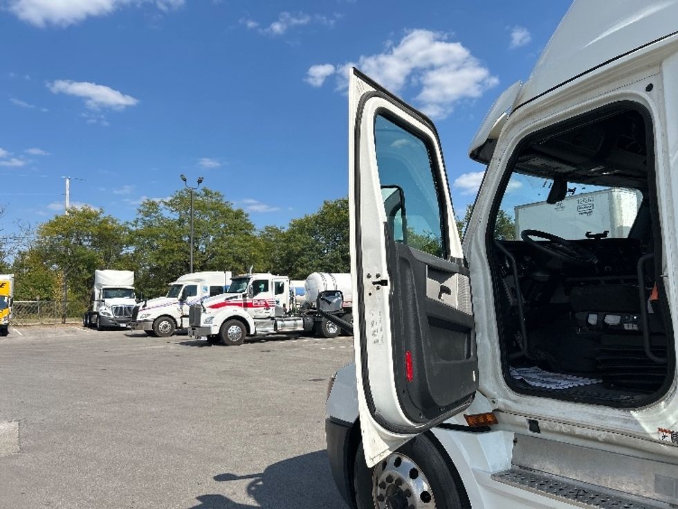 Sleeper Tractor-Heavy Duty Tractors-Freightliner-2020-T12664ST-Louisville-KY-489,405\n\t\tmiles-$ 62,750 - Image 9