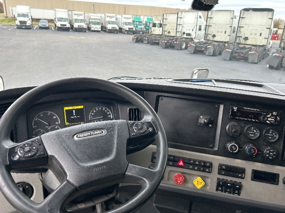 Sleeper Tractor-Heavy Duty Tractors-Freightliner-2020-T12664ST-Louisville-KY-498,375\n\t\tmiles-$ 61,250 - Image 11