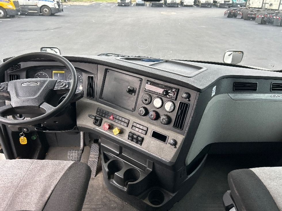 Sleeper Tractor-Heavy Duty Tractors-Freightliner-2020-T12664ST-Louisville-KY-498,375\n\t\tmiles-$ 61,250 - Image 12