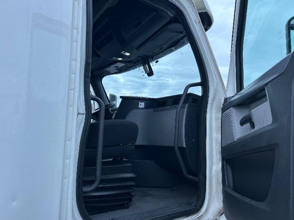 Sleeper Tractor-Heavy Duty Tractors-Freightliner-2020-T12664ST-Louisville-KY-498,375\n\t\tmiles-$ 61,250 - Image 13